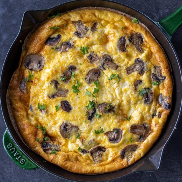 Frittata aux champignons dans un plat de cuisson.