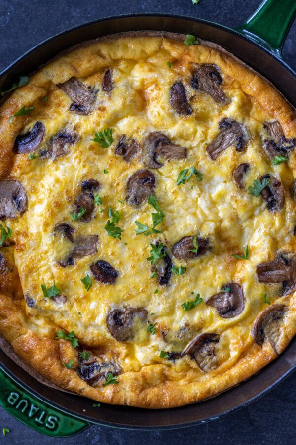 Frittata aux champignons au four dans une poêle.