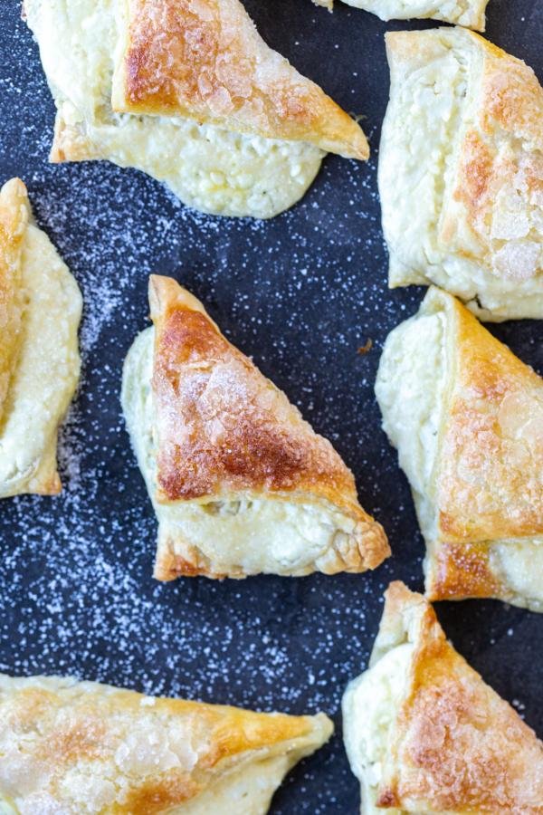 Bourekas sur un plateau avec du sucre.
