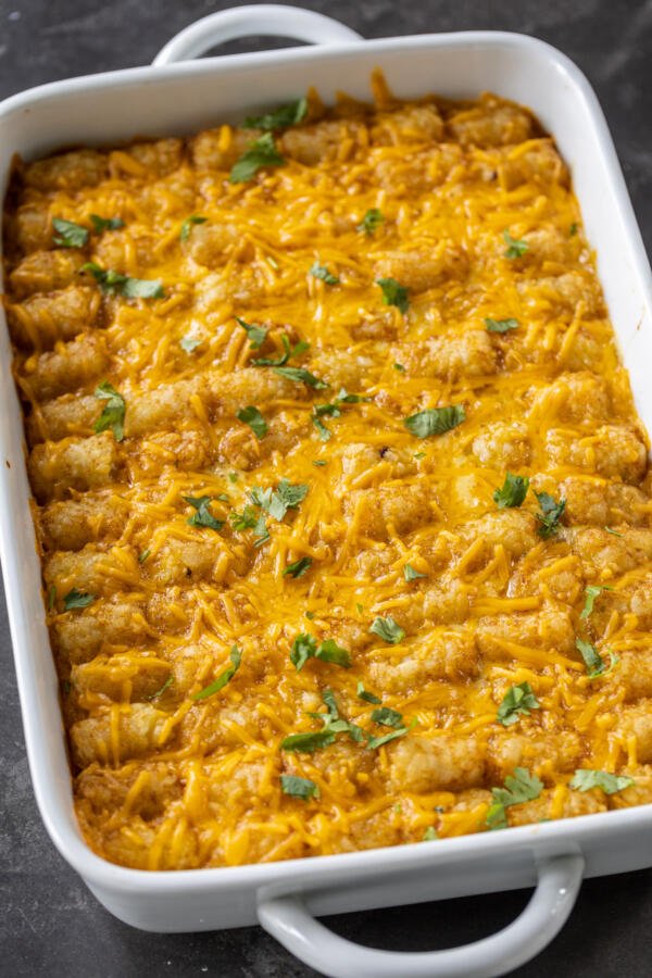 Gratin de galettes de pommes de terre pour petit déjeuner dans un plat à gratin.