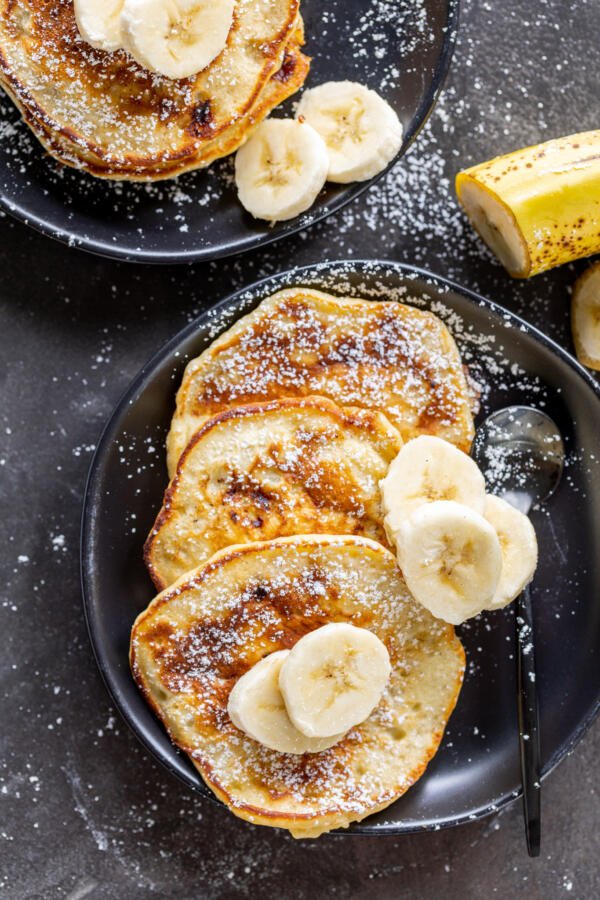 Crêpes à la banane sur une assiette.