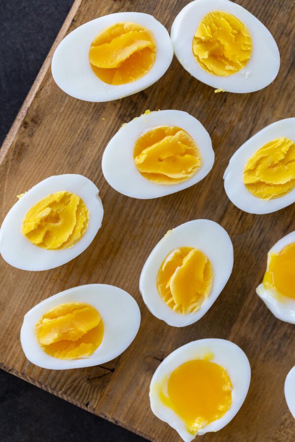 Oeufs durs pelés ouverts.