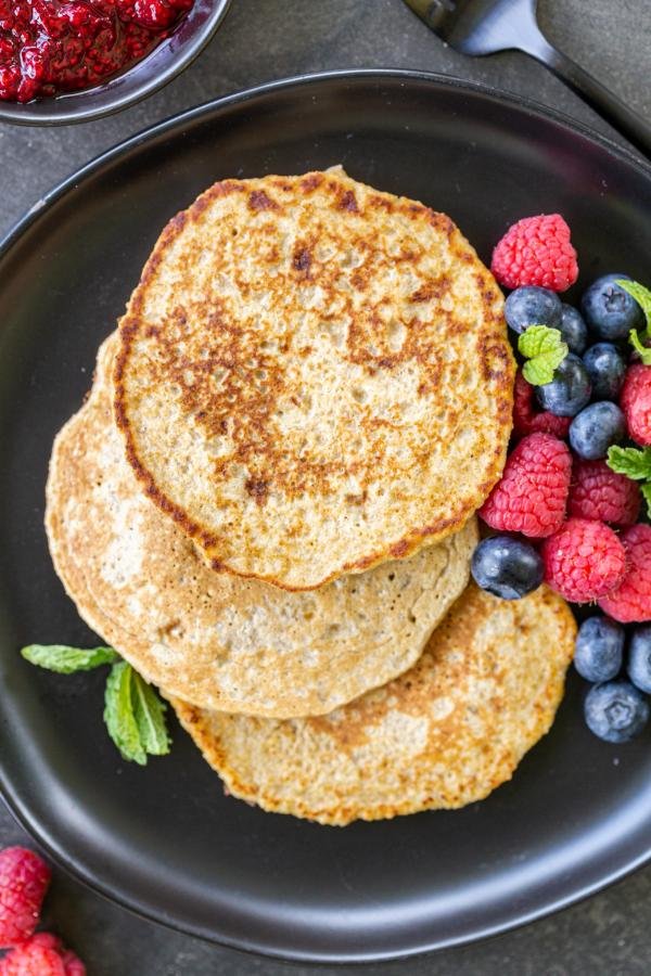 Crêpe à la banane et avoine prête, sur une assiette avec des fruits