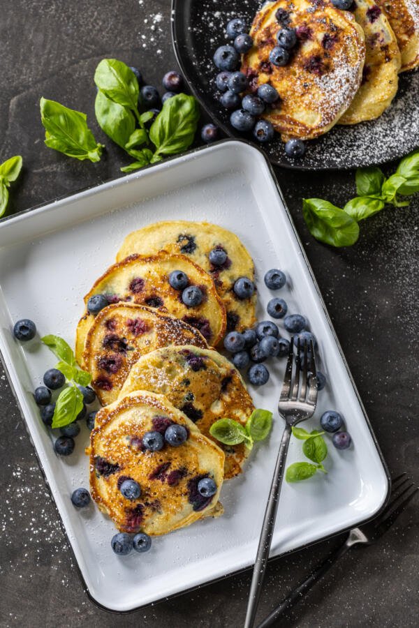 Crêpes avec des myrtilles sur une assiette.