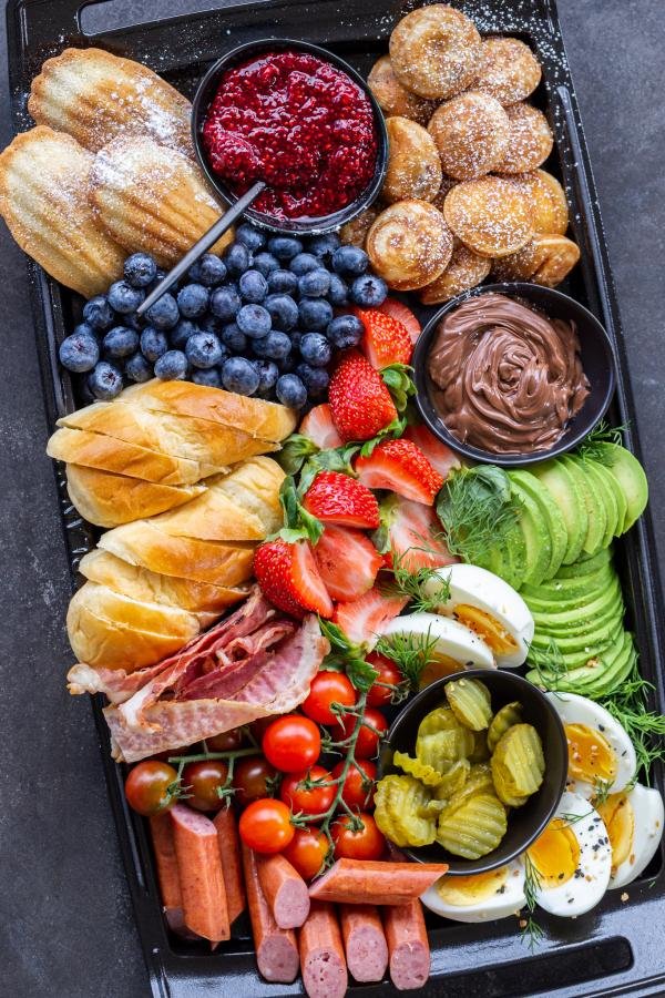 Plateau de charcuterie petit-déjeuner sucré et salé.