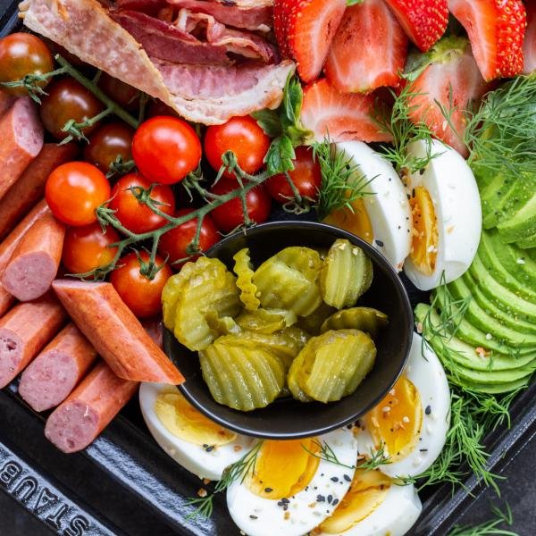 Côté salé du plateau de petit-déjeuner.