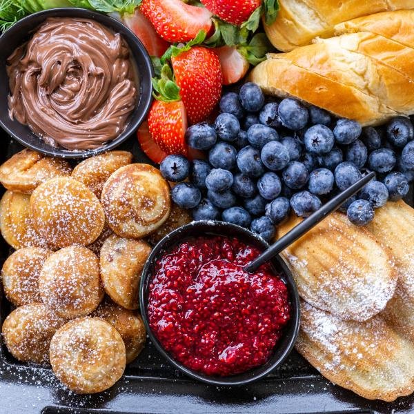 Crêpes, baies, biscuits et Nutella.