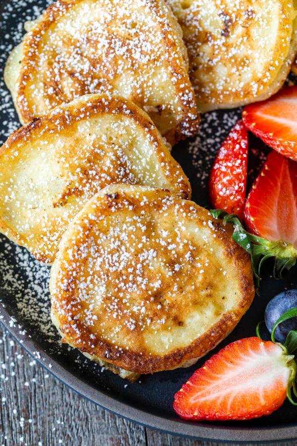 Crêpes au fromage blanc sur une assiette