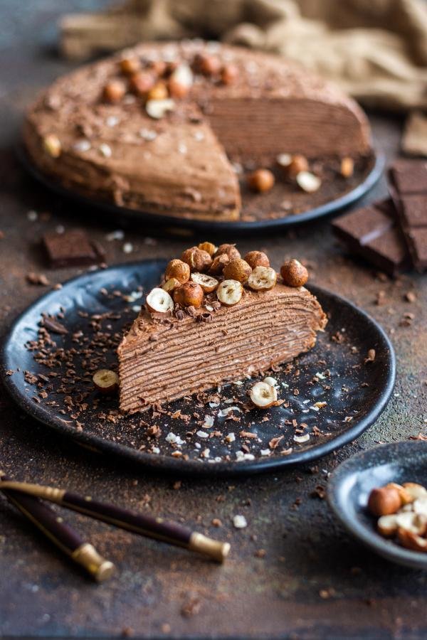 Tranche de gâteau crêpes Nutella sur une assiette