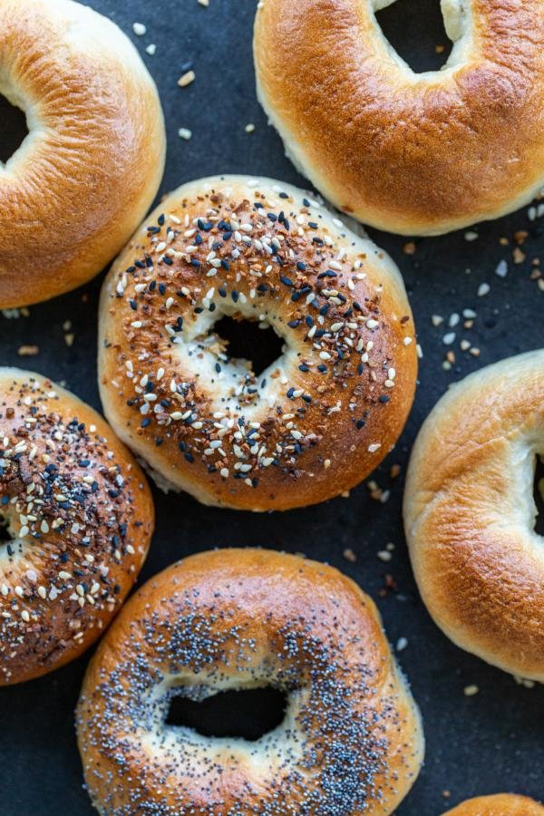 Bagels cuits avec différentes garnitures.