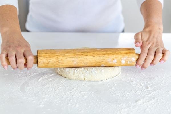 Pâte feuilletée sur un plan de travail