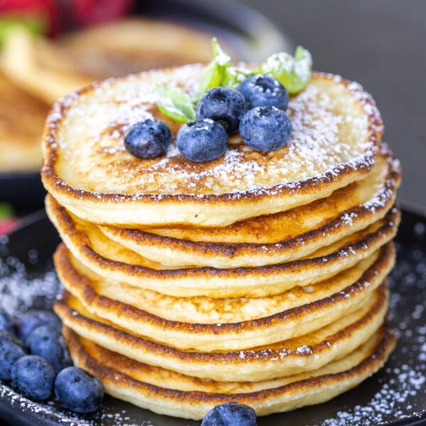 Crêpes ricotta empilées sur une assiette.