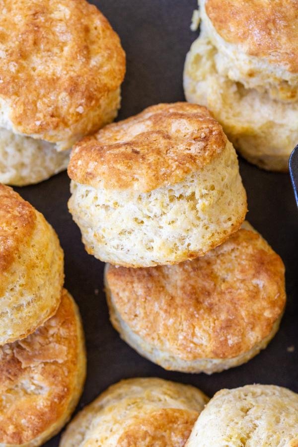 Une pile de biscuits au levain.