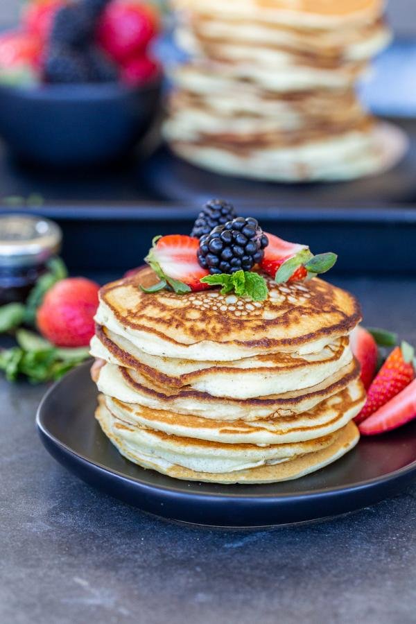 Crêpes sur une assiette avec des baies