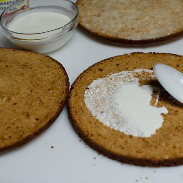 Une moitié du gâteau est imbibée de lait concentré et l'autre de crème fouettée