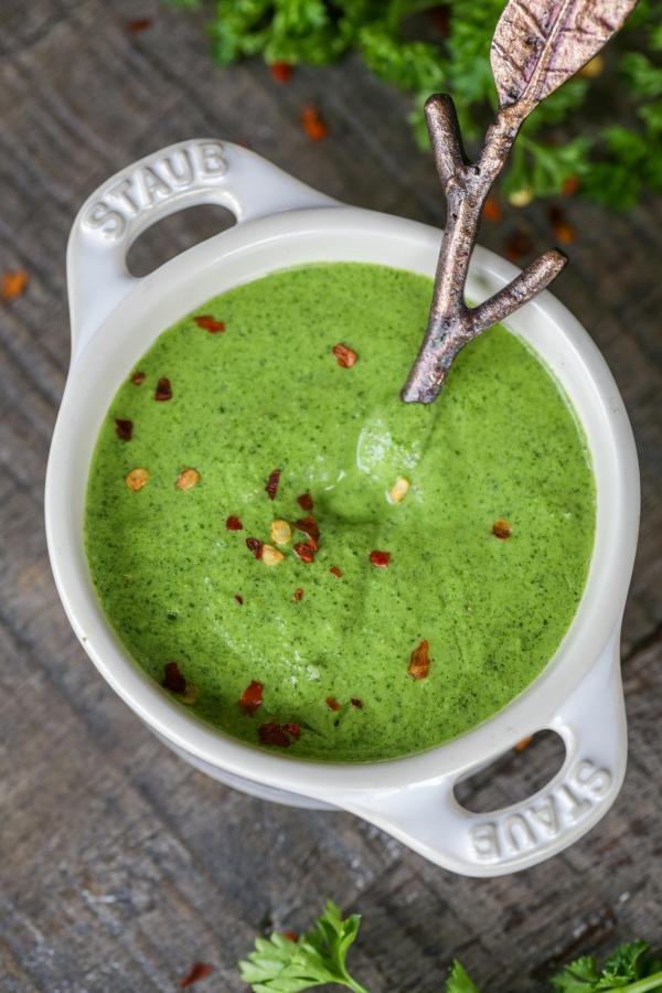 Sauce chimichurri dans un plat de service