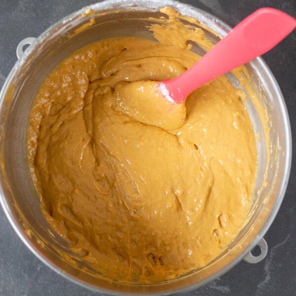 pâte à gâteau au dulce de leche dans un bol