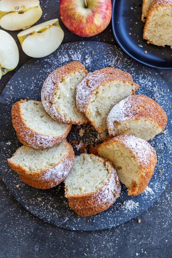 Tranches de gâteau aux pommes sur un plateau.