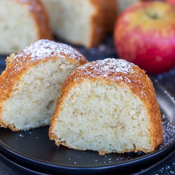 Tranche de gâteau aux pommes sur une assiette.