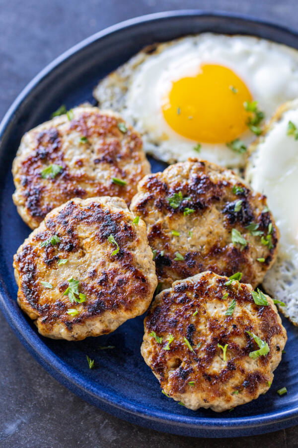 Galettes de saucissons maison sur une assiette.