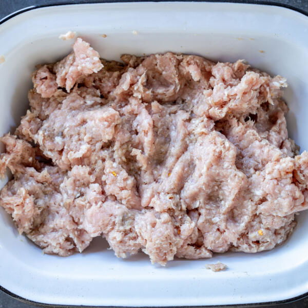 Porc avec assaisonnement dans un bol.