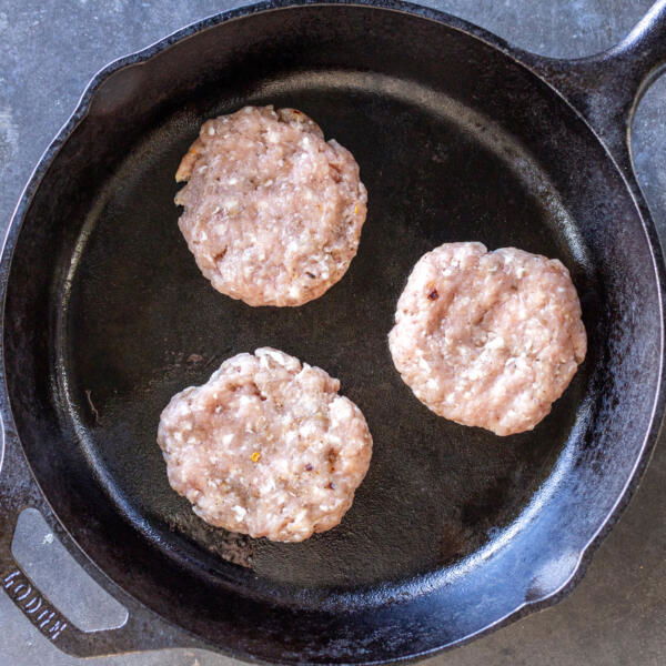 Poêle avec galettes de saucissons maison.