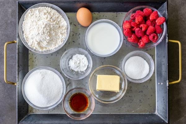 Ingrédients pour le clafoutis aux framboises.