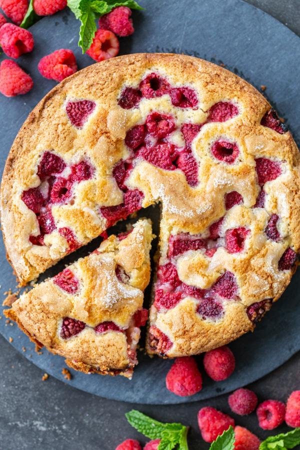 Un clafoutis aux framboises sur un plateau avec des baies.