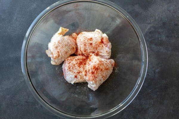 Cuisses de poulet assaisonnées dans un bol