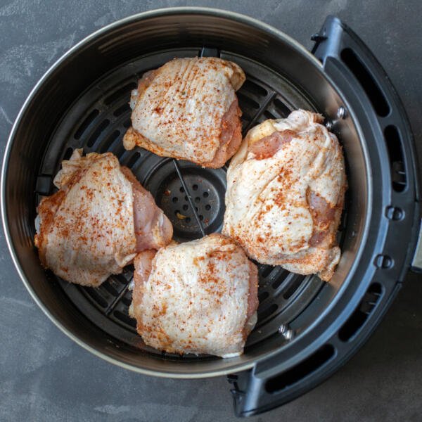 Cuisses de poulet dans un panier de friteuse à air