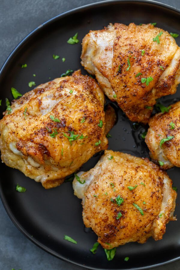 Cuisses de poulet au friteuse à air sur une assiette