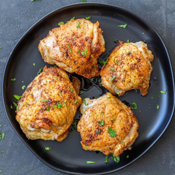 Cuisses de poulet au friteuse à air sur une assiette