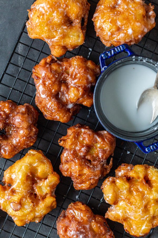 Des beignets aux pommes sur une grille de refroidissement avec une glaçure