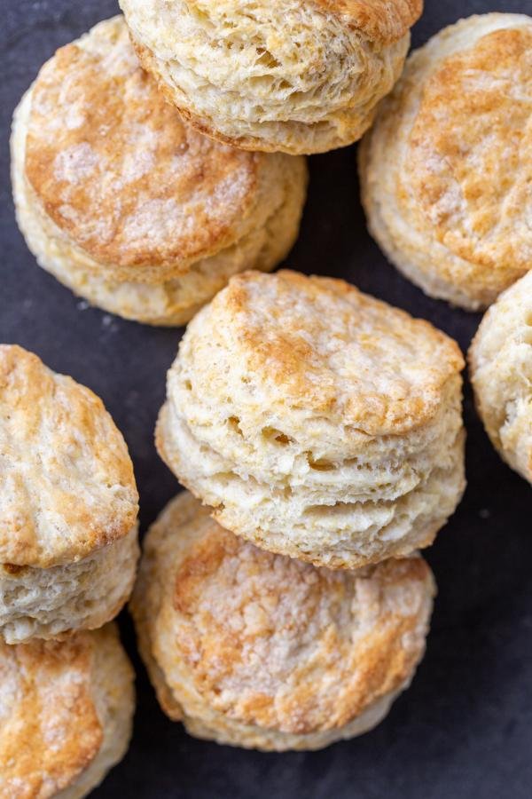 Des biscuits au babeurre sur un plateau.