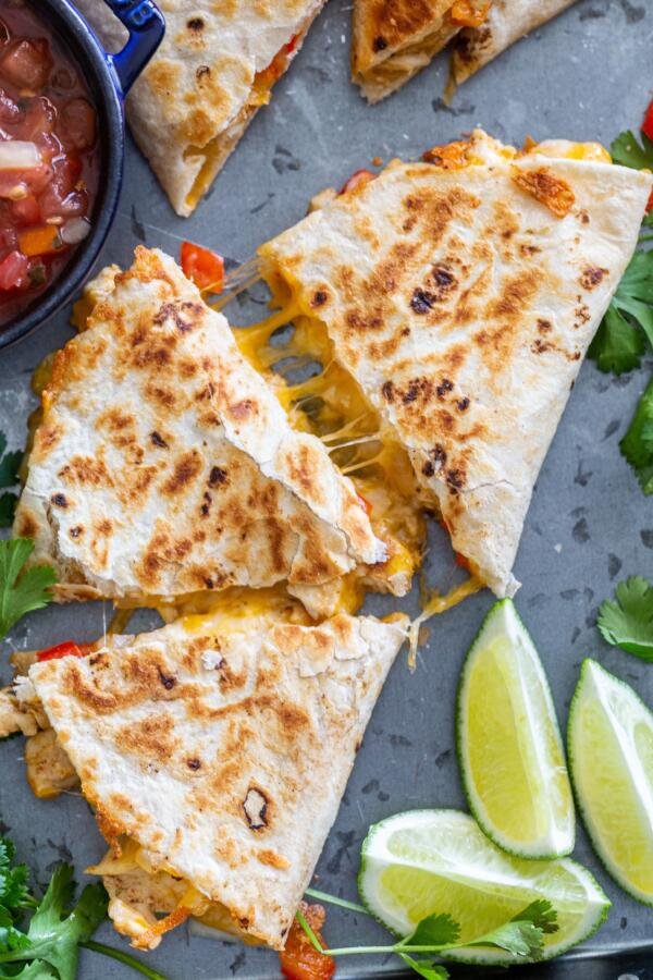 Quesadilla cuite avec sauce et citron vert