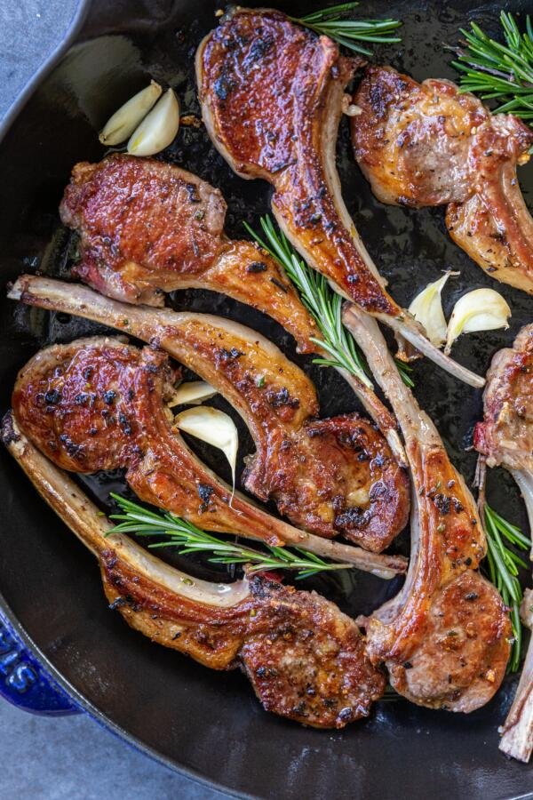 Côtelettes d'agneau à l'ail et aux herbes dans une poêle