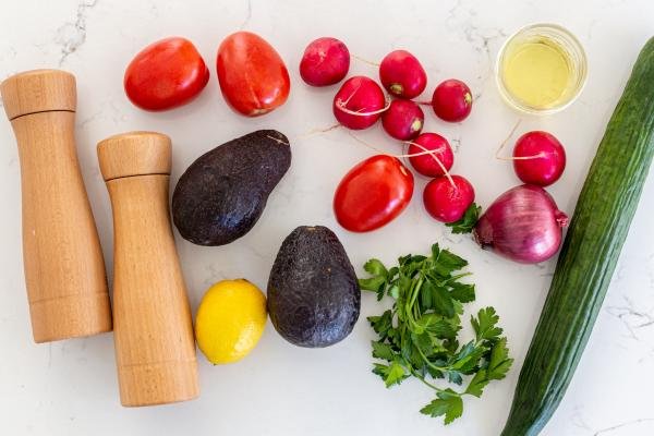 Ingrédients pour la salade fraîche à l'avocat