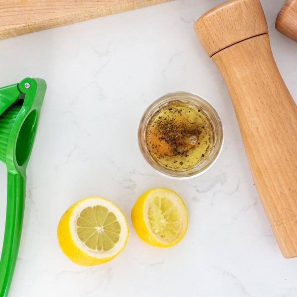 Préparation de la sauce à la salade d'avocat