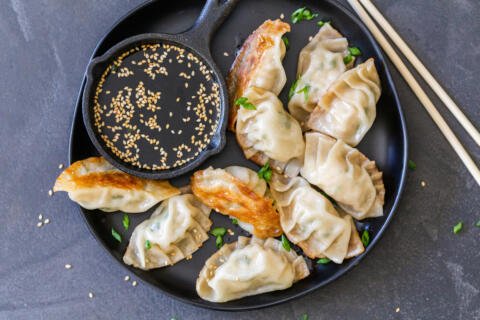 Gyoza sur une assiette avec de la sauce soja