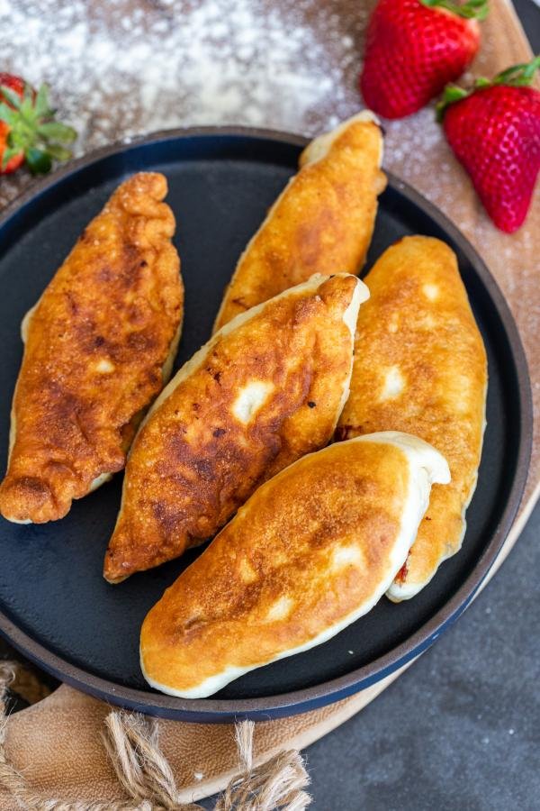 Piroškis aux fruits sur une assiette