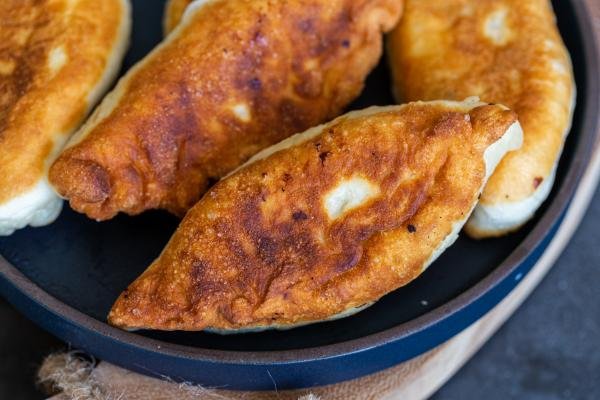 Des piroškis aux fruits sur une assiette