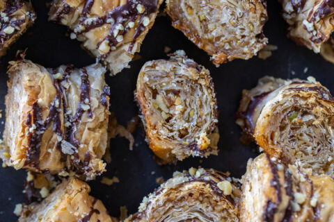 Morceaux de baklava en rouleau.
