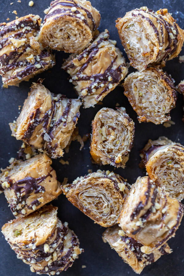 Rouleaux de baklava sur un plateau.