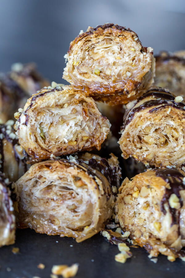 Tranches de baklava en rouleau superposées