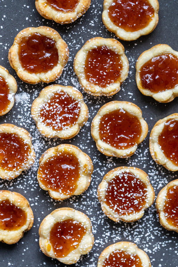 Tartes à la confiture avec du sucre glace.