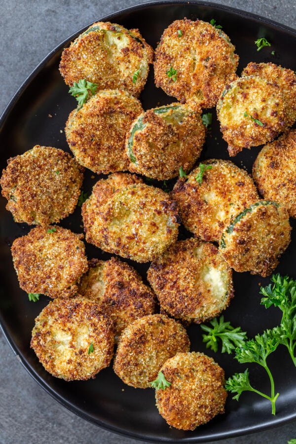 Chips de courgette au parmesan sur une assiette