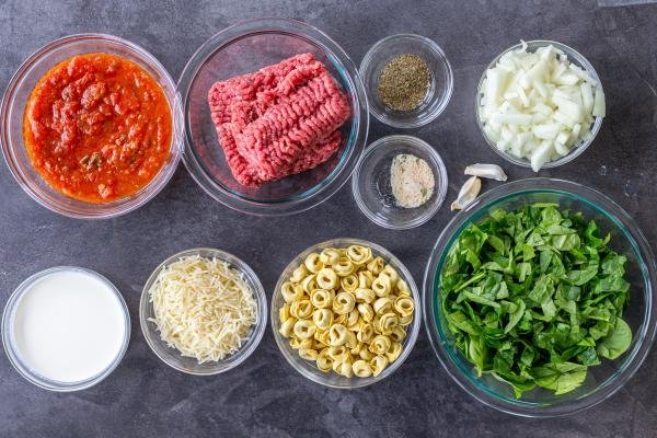 Ingrédients pour les tortellinis tomates et épinards crémeux