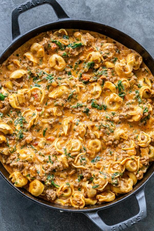Tortellinis tomates et épinards crémeux dans une poêle