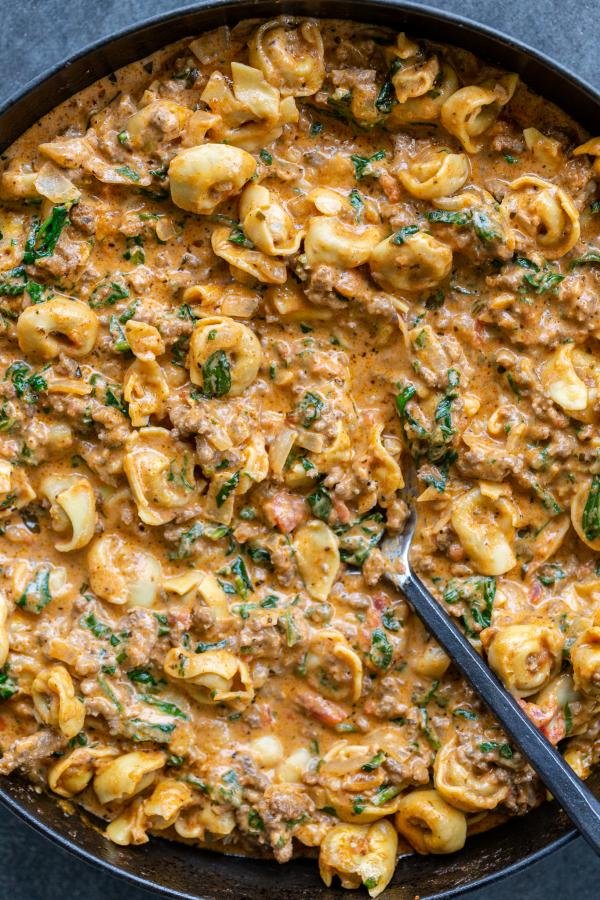 Tortellinis tomates et épinards crémeux dans une poêle
