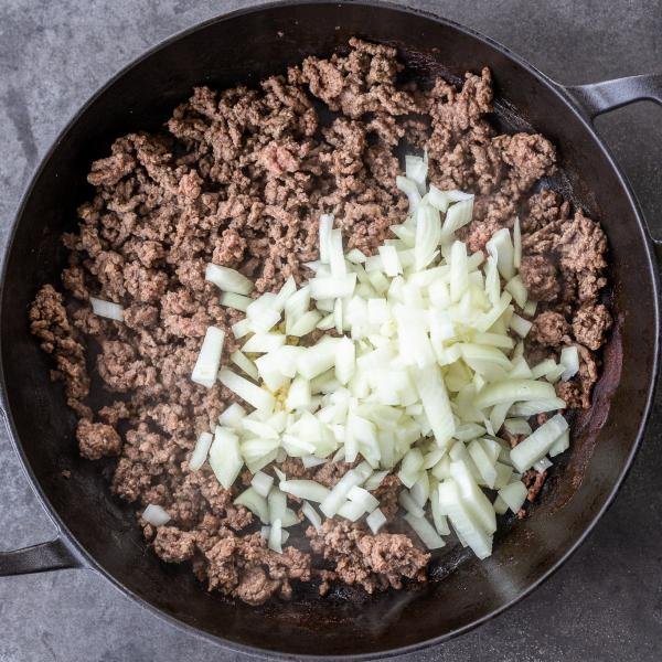 oignons ajoutés au bœuf haché